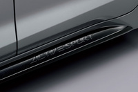 「カローラ アクティブスポーツ」のアティチュードブラックマイカ塗装が施された「ACTIVE SPORT」ロゴマーク付きロッカーモール。