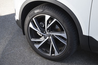 写真の20インチアルミホイールは「R-DESIGN」限定のオプション。テスト車「T5 AWD R-DESIGN ファーストエディション」には標準で装着される。