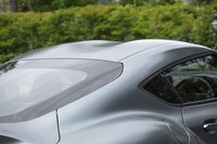 ルーフ中央をへこませた“ダブルバブルルーフ”を採用し、空力性能を高めている。