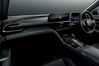 さりげない光沢感が特徴と紹介される「RS“ランドスケープ”」に特別設定された内装色は、「ブラックラスター」と呼ばれるもの。基本的なデザインや装備は、ベースとなった「クラウン クロスオーバーRS」に準じている。