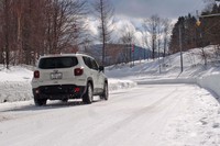 「レネゲード4xe」の燃費（WLTCモードのハイブリッド燃料消費率）は「リミテッド」が17.3km/リッターで「トレイルホーク」が16.0km/リッター。「ジープ史上最高の燃費効率」とうたわれる。