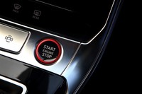 「RS」モデル専用となる赤で縁取られたスタート／ストップスイッチ。