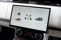 センタースクリーンは先代モデルよりも13％大きい13.1インチ。操作すると振動によるフィードバックがある。