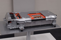 ハイブリッドバッテリーは新開発のリチウムイオン電池セルによって出力が15％アップ。さらに30％の小型化を実現した。