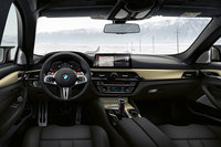 アルマイト加工が施された淡いゴールドのアルミトリムやベージュコントラストステッチで仕立てられたブラックフルレザーメリノシートなど、特別な内装を採用。