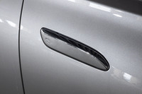メルセデス・ベンツ車として初めて採用された、格納式のアウタードアハンドル。リモコンキーを持った人が近づくと、自動でせり出してくる。