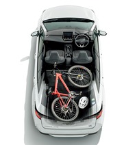 リバーシブルなフロアボードが備わる「カローラ ツーリング」。後席を倒せば自転車も積み込める。