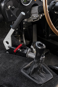 某車からエンジンと共に流用されたギアボックスは4段MT。超クロスレシオながら、操作性は悪くない。大きく張り出したセンターコンソールに備わるサイドターン用のハンドブレーキレバーがこのクルマの性格を物語る。