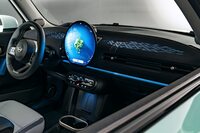 インテリアにはオプションでカラーライトのプロジェクションを用意。エクスペリエンスモードを切り替えると、プロジェクションの色や模様も変化する。