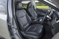 「ハイブリッドG」では合成皮革のシートが標準装備。背もたれ、座面ともにしっかりとしたサイドサポートが備わる。