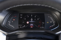 7インチの液晶パネルを用いたメーター。ルノー・マルチセンスで選択された運転モードに連動し、イルミネーションカラーが変わる。