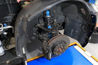 アンダーボディーに加え、足まわりも今回じっくり観察することができた。「バイパー」のサスペンション形式は前後ともダブルウイッシュボーンで、ダンパーはKONI製のようである。