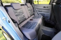 後席には前後のスライド機構は備わらない。あえて前席（ブラック）とは異なるシートカラーが採用されている。