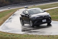 次は「トヨタC-HR」でハンドリング路へ。「ゴルフ」のときと同様の、サマータイヤとしての性能の高さを確認できた。