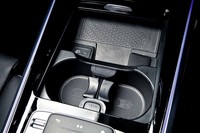 センターコンソールのカップホルダー。その前方にはスマートフォンの非接触充電トレイも用意される。