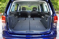 2列目と3列目シートを折りたたむと、荷室容量は2297リッターに。フラットでスクエアな空間は、使い勝手がよさそうだ。さらに助手席の背もたれを前方に倒せば、2.95mの長尺物が収納できるようになっている。