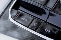 ルーフの開閉スイッチはシフトレバーの手前に配置される。運転中は手さぐりでも操作可能だ。