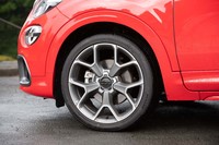 タイヤサイズは事実上の標準グレードである「500Xクロス」よりも2インチ大きい19インチ。試乗車はダンロップのプレミアムコンフォートタイヤ「ビューロVE304」を履いていた。