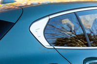 BMWが「ホフマイスターキンク」と呼ぶリアピラー前端の部分に「1」のレタリングが備わっている。ドアとは別体となっており、ドアは後端だけサッシュレスの凝ったデザインだ。