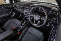 インストゥルメントパネルのデザインは、ベースとなった最新世代の「A3」に準じたもの。パーフォレーテッドレザー巻きのステアリングホイールやアルミ調の加飾などが「RS 3」の専用アイテムとなる。