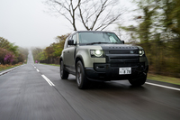 シャシーはアルミモノコックの「D7x」。オフローダーに必須とされてきたラダーフレームを捨て去り、ランドローバーが紡いできた知見と先進デバイスによって高い快適性と優れた走破性を実現している。