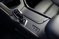 センターコンソールに備わるバイワイヤ式のシフトセレクターと、ドライブモードセレクターの切り替えスイッチ。「XT5クロスオーバー」には、トルコン式の8段ATとモードセレクト機能付きのフルタイム4WDシステムが搭載されている。