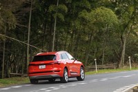 「e-tron 50クワトロ」の駆動方式は4WD。車体前後に搭載された計2基のモーターが、前輪と後輪それぞれを駆動する。