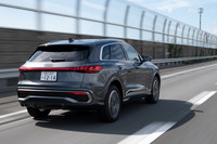 新型「Q5」では、標準のスチールコイル式サスペンションに、入力に応じて減衰力が変化するパッシブダンピングシステムを採用。石畳や荒れた路面の凹凸などは低い減衰力でいなすいっぽう、コーナリングなどでは高い減衰力によって安定した姿勢を保つ。