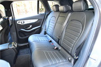 後席は4：2：4の分割可倒式。前席だけでなく後席にもシートヒーターが標準で装備される。