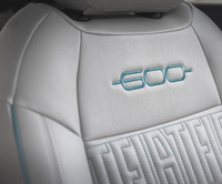 「フィアット600ハイブリッド」にブラックのボディーカラーをまとう限定車「Nero Cinema（ネロチネマ）」登場の画像