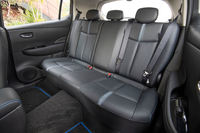 前席と同様、後席も標準車と共通。膝まわりには十分な余裕があった。