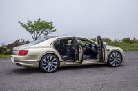 「フライングスパーV8」のボディーサイズは全長×全幅×全高＝5325×1990×1490mm、ホイールベースは3195mm。試乗車は「パティーナ」という新しいオプションカラーをまとっていた。