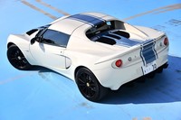 日本市場限定の特別仕様車「エリーゼ ヘリテージエディション」。デタッチャブルハードトップが装着されたボディーは鮮やかなストライプでドレスアップされている。