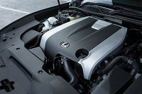 トヨタの上級車種やレクサス車用のV6エンジンとして、すでにおなじみの感のある「2GR-FSE」ユニット。「RC」のものは318psの最高出力と、38.7kgmの最大トルクを発生する。
    