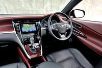 大胆な造形と配色が印象的な「ハリアー」のインパネ。試乗車の内装色はディープボルドー。
    