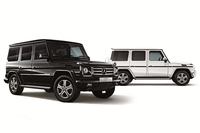 「G350ブルーテック 35th Anniversary Edition」。ボディーカラーはマグネタイトブラック（写真手前）とポーラーホワイトから選べる。
    