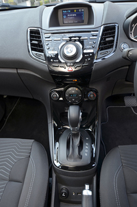 ダッシュボード中央部には4.2インチのカラー液晶ディスプレイが備わる。
    