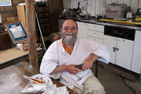 この人はスペイン人。日本語はおろか英語も話さず、「私はスペインからきました。四国はサンチアゴ・デ・コンポステーラの巡礼道とそっくりです」と書かれた大きなノートには、旅に必要な日本語がいくつか用意されていて、周囲の遍路に指さして意思疎通を図っていた。室戸岬で会ったのだけど、ここまで一人で来られたのだから、遍路同士の助けを借りればなんとかなるのだ。