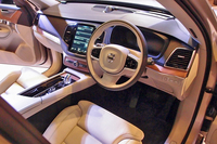 インテリアの様子。センターコンソールは、ドライバー側に向かってオフセットされている。