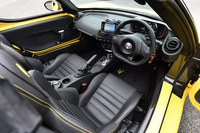 「アルファ・ロメオ4Cスパイダー」のインテリア。サイドシルの内側など、内装の一部にカーボンファイバー製のボディーセルがむきだしの状態でのぞいている。