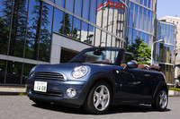 2002年に登場した先代MINIコンバーチブルは、全世界で16万4000台を販売したヒット作。外観はあまり変わらないように見えるが、ボディ構造を根本から見直すことで、10kgの軽量化を図りながらもボディ剛性は向上したという。