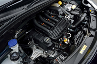 
    「C3」のエンジンルーム。新パワートレインを搭載した「C3」は、1.6リッターから1.2リッターへと排気量を大幅にダウンサイジング。燃費が約57％アップして、19.0km/リッター（JC08モード）となった。
    