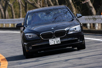 ボディのロールを抑える「ダイナミック・ドライブ」や、クルマの走行速度や加速度、ボディの動きをリアルタイムで解析し、その情報にあったダンパー設定を実現する「ダイナミック・ドライビング・コントロール」により、コーナーで安定した挙動を保つ。
