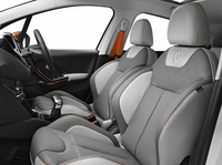 「プジョー208」に全仏オープン仕様の限定車の画像