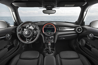 インテリアの様子。ダッシュボード中央には、センターメーターを模した円形の意匠が採用されるが、速度計と回転計は、ステアリングホイールの奥に配される。
    