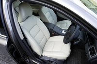 「V8 AWD」の内装
    