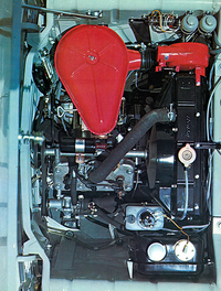 最高出力41ps/4000rpm、最大トルク8.1kgm/3500rpmを発生する水冷2ストローク直列3気筒785ccエンジンは、フロントアクスル前方に左に30度傾けて搭載される。ラジエターと冷却ファンをスカットル直前に置くレイアウトも、DKW に倣ったものである。