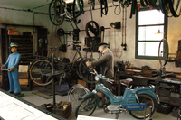 昔の自転車店の雰囲気を今に伝える展示。