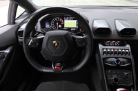 液晶モニターは、運転席のメータークラスター内に配置される（12.3インチ）。ダッシュボードの中央には設置されない。