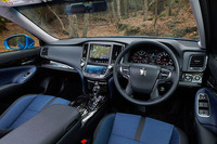 「クラウン アスリートS-T」のインテリア。空調などのコントロールは、センタークラスター下段のタッチスクリーンで行う。